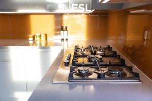 a stove top oven sitting in a kitchen at 3 Bedroom House - Overlooking River - Shrewsbury Town Centre in Shrewsbury +30 photos