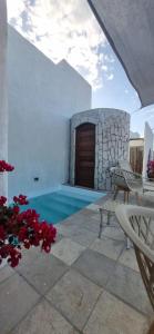 una casa con patio y piscina en Rifugio Al Mare, en Areia Branca