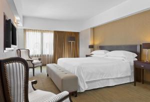 Una cama o camas en una habitación de Libertador Hotel
