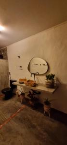 una habitación con una mesa y un estante en la pared en Rifugio Al Mare, en Areia Branca