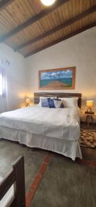 1 dormitorio con 1 cama blanca grande en una habitación en Rifugio Al Mare, en Areia Branca