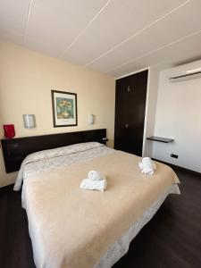 A bed or beds in a room at Hotel Alegret