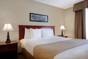 Postel nebo postele na pokoji v ubytování Days Inn by Wyndham Dawson Creek