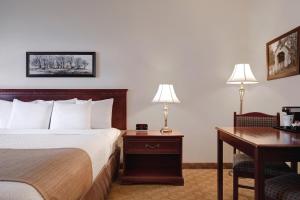 Postel nebo postele na pokoji v ubytování Days Inn by Wyndham Dawson Creek