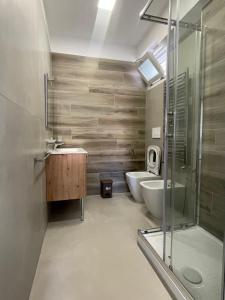 bagno con doccia, lavandino e servizi igienici di Casa Vacanze Santa Maria a Santa Maria di Castellabate