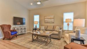 Μια τηλεόραση ή/και κέντρο ψυχαγωγίας στο After Dune Delight - 3 blocks to the beach less than a mile to Seaside!