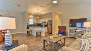 Η κουζίνα ή μικρή κουζίνα στο After Dune Delight - 3 blocks to the beach less than a mile to Seaside!