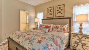 Ένα ή περισσότερα κρεβάτια σε δωμάτιο στο After Dune Delight - 3 blocks to the beach less than a mile to Seaside! +16 φωτογραφίες