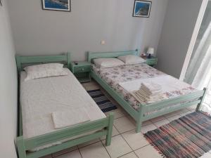 A bed or beds in a room at Marilena House Plataria