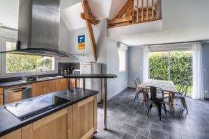 een keuken met een tafel en een eetkamer bij Beautiful house in Trouville-sur-Mer in Trouville-sur-Mer