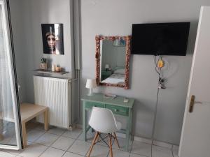 A television and/or entertainment centre at Marilena House Plataria