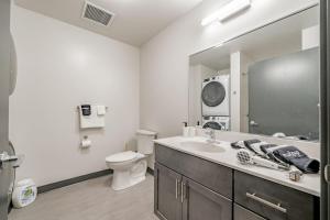 Um banheiro em Journal Commons 425 Glamorous 1BR Suite Fast WIFI Fiser Forum