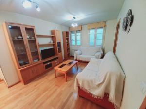 Sala de estar con cama y mesa en Apartamento centrico para 3 con Wifi y garaje, en Tudela de Duero