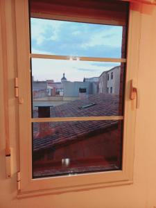 una ventana con vistas a la ciudad desde un edificio en Apartamento centrico para 3 con Wifi y garaje, en Tudela de Duero