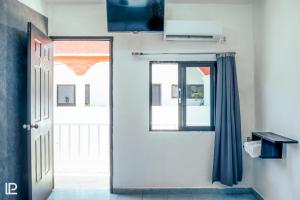 una puerta que conduce a una habitación con ventana en Hotel Quiam en Playa del Carmen