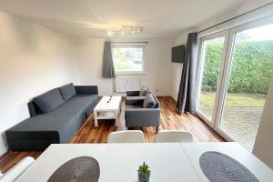 sala de estar con sofá y mesa en Workers apartment in Todendorf, en Todendorf