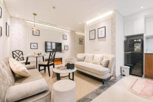 T Place Luxury Apartment Hoan Kiem Lake by SSens Homes في هانوي: غرفة معيشة مع أريكة وطاولة