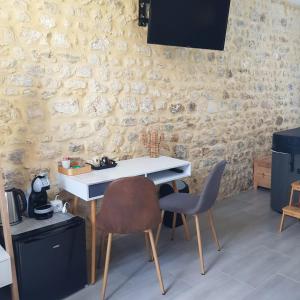 Μια τηλεόραση ή/και κέντρο ψυχαγωγίας στο LE CLOS DES LYS - Chambres avec jacuzzi - Nemours +25 φωτογραφίες