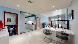 Una cocina con una gran isla en una habitación. en Marina Heights - Unique One Bedroom, en Dubái