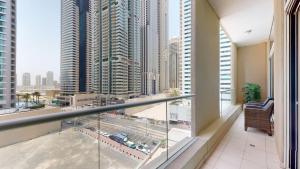 Un balcón con vista a una ciudad con edificios altos. en Marina Heights - Unique One Bedroom, en Dubái