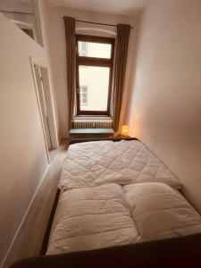a bed in a room with a window at Retro Appartement im Herzen von Köln Deutz in Cologne
