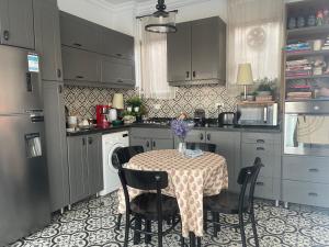 A kitchen or kitchenette at La Perle Pyramids
