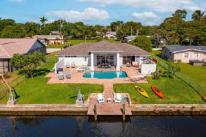 una vista aerea di una casa con piscina di Gulf Access, Kayaks, PET Friendly - Escape to Versailles - Roelens Vacations a Cape Coral