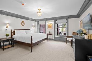 樸茨茅斯的住宿－The Davenport Inn，一间卧室配有一张床、一张书桌和一台电视