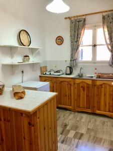 Η κουζίνα ή μικρή κουζίνα στο Kastri Apartments +81 φωτογραφίες