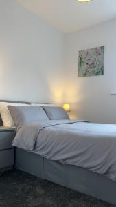 Una cama o camas en una habitación de Luxury apartment in dudley