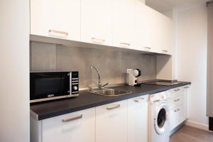 a kitchen with a sink and a microwave at CASIVERDE APARTAMENTO in Córdoba