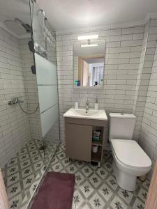 ein Bad mit einem WC und einem Waschbecken in der Unterkunft Nektar Suites in Kavala