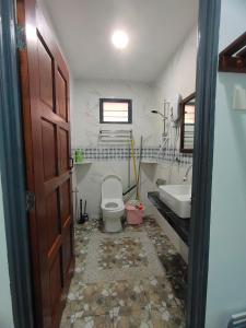 Langkawi Country Lodge2 في بانتايْ سينانج: حمام مع مرحاض ومغسلة