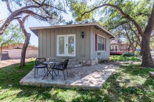 une petite maison avec une table et des chaises dans une cour dans l'établissement Downtown Pearl Bungalow at Beer Ranch Project, à Wimberley