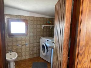 a bathroom with a toilet sink and a washing machine at "Domus Cannas"-Casa Indipendente- in Cagliari