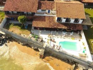 an aerial view of a house with a swimming pool at Pousada das Tartarugas in Rio das Ostras