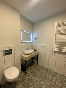 La salle de bains est pourvue de toilettes et d'un lavabo. dans l'établissement H2O, à Ureki