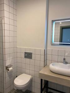 La salle de bains est pourvue de toilettes et d'un lavabo. dans l'établissement H2O, à Ureki