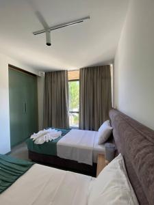 een hotelkamer met 2 bedden en een raam bij H2O in Ureki