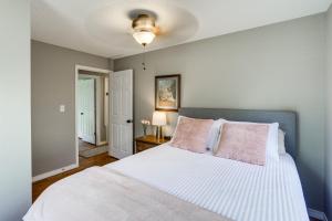 una camera da letto con un letto bianco e cuscini rosa di Rural Melbourne House with Deck! a Melbourne