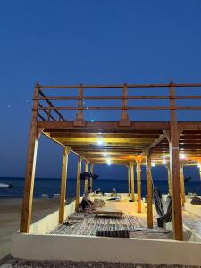 uma vista para a praia à noite em Star Dune Camp em Nuweiba