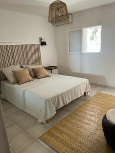 - une chambre avec un grand lit blanc dans l'établissement Casa Mela, à Bastelicaccia