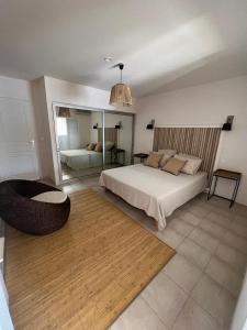 - une chambre avec un grand lit et un miroir dans l'établissement Casa Mela, à Bastelicaccia