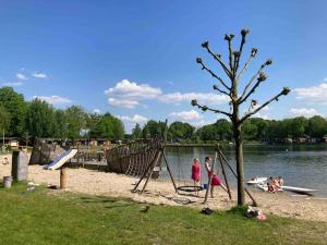 Children's play area sa Luxe chalet met airco bij bos en zwemwater