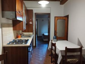 a kitchen with a stove and a table with a tableablish at Capretto Gian Piero in San Quirico