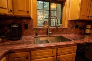 Η κουζίνα ή μικρή κουζίνα στο Warm Woodland Getaway with Land +33 φωτογραφίες