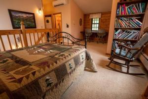 Ένα ή περισσότερα κρεβάτια σε δωμάτιο στο Warm Woodland Getaway with Land