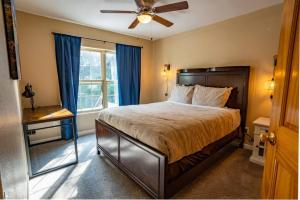 una camera con letto, ventilatore a soffitto e finestra di Serenity Skyline Lodge a Colorado Springs
