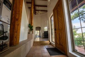 un corridoio di una casa con porta in legno di Serenity Skyline Lodge a Colorado Springs