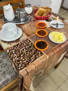 una mesa con granos de café y comida en ella en Hotel Rosario, en Rosario